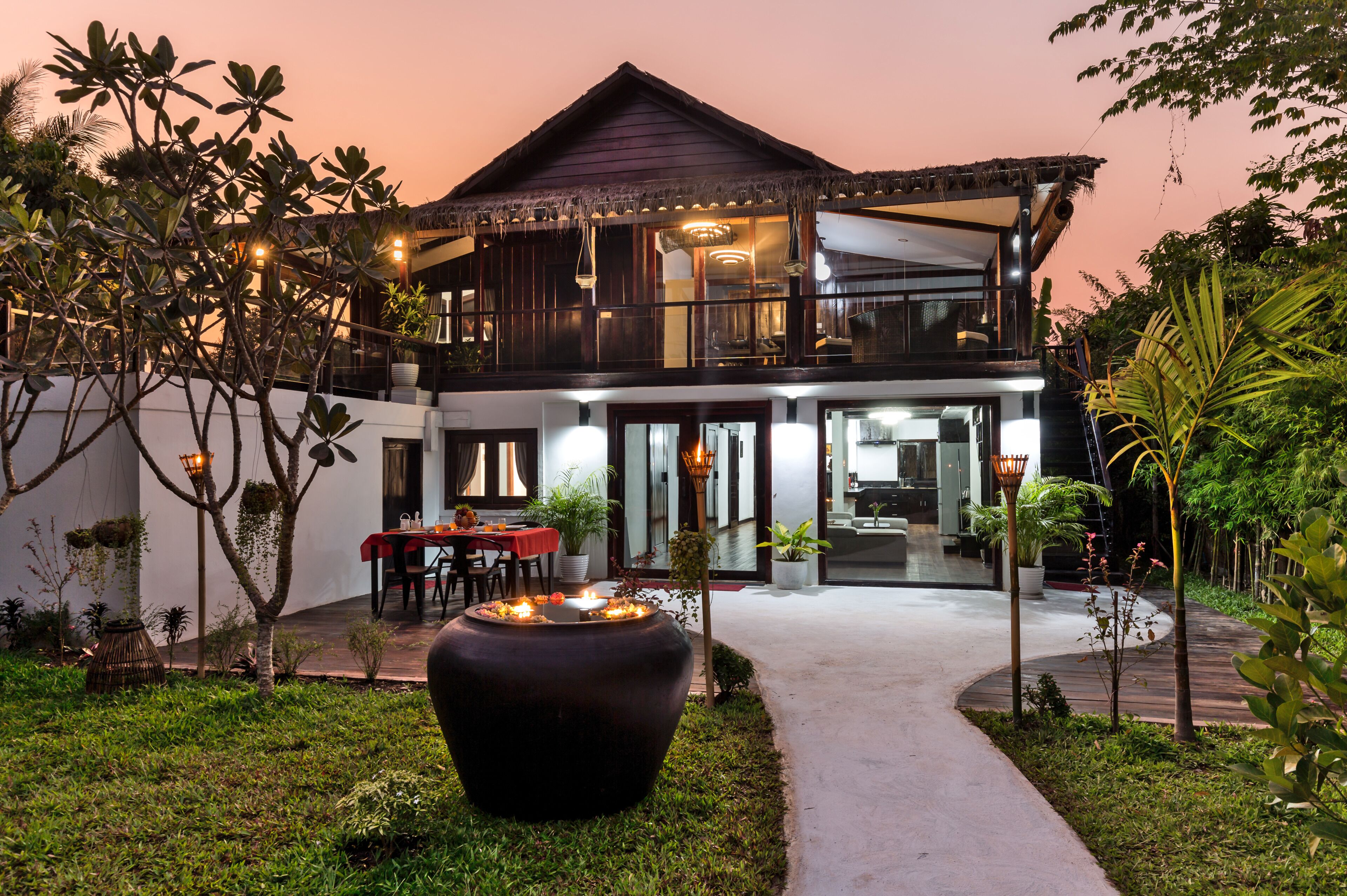 ด้านหน้าที่พัก - ตอนเย็น/กลางคืน