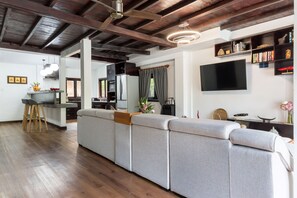 28-inch flat-screen TV with cable channels, TV - Sampeah Retreat Villa (Siem Reap)