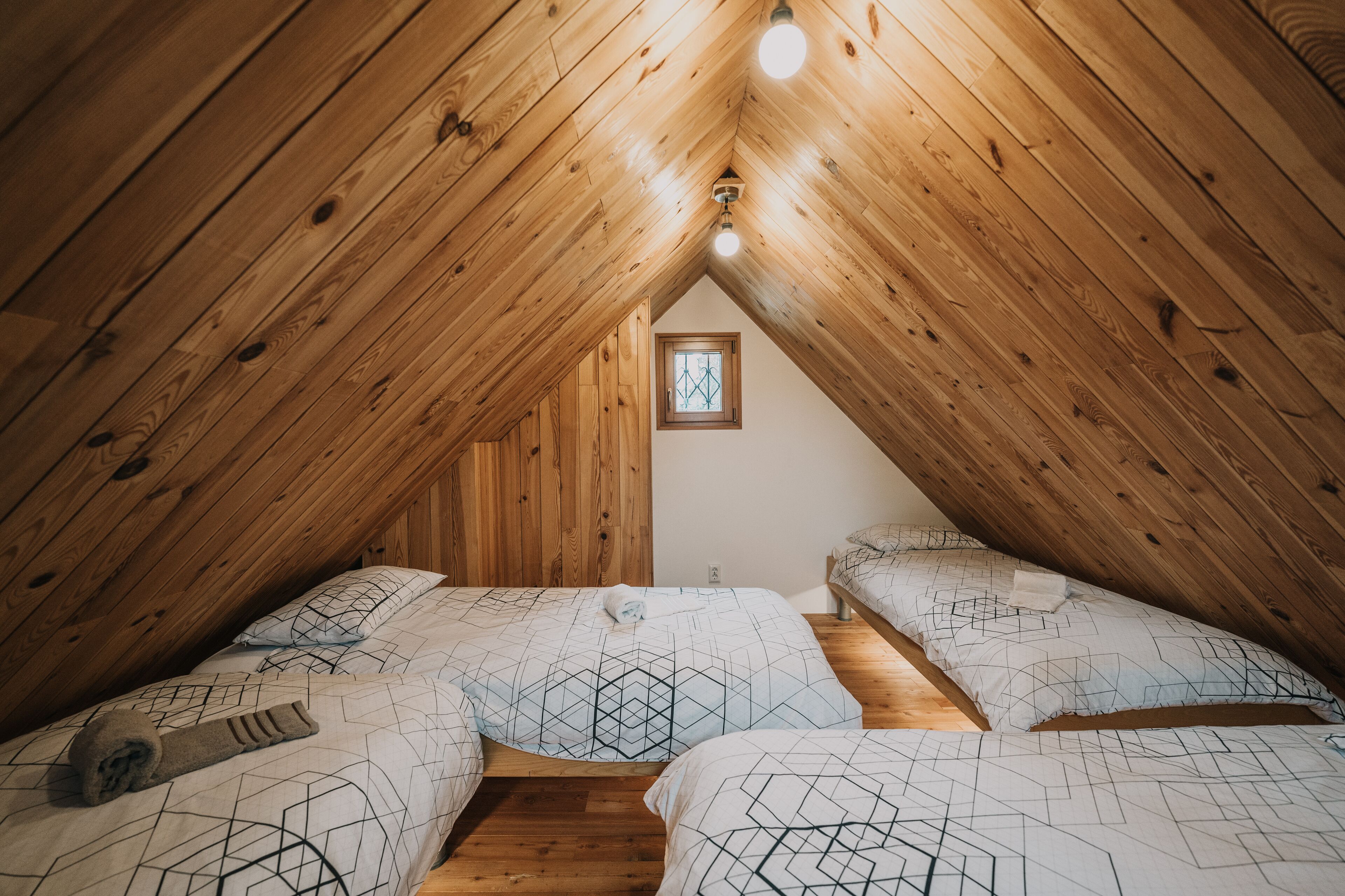 3 Schlafzimmer, hochwertige Bettwaren, Betten mit Memory-Foam-Matratzen