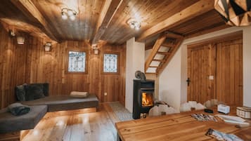 Una chimenea, libros, suelo radiante