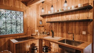 Frigorífico, placa de cocina y utensilios de cocina