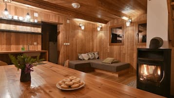 Chalet de lujo (Bistra) | Cocina privada | Frigorífico, placa de cocina y utensilios de cocina