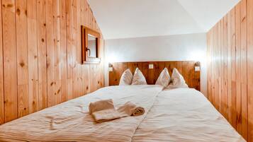 3 bedrooms, premium bedding, memory foam beds, laptop workspace