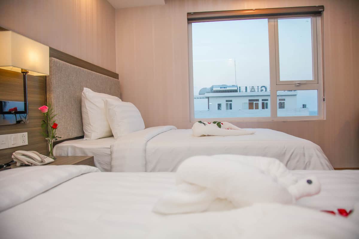 Sengetøy av topp kvalitet, minibar, skrivebord og lydisolert