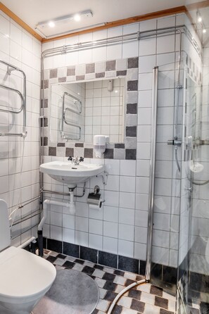 Habitación individual básica, 2 camas individuales | Baño | Regadera y toallas 