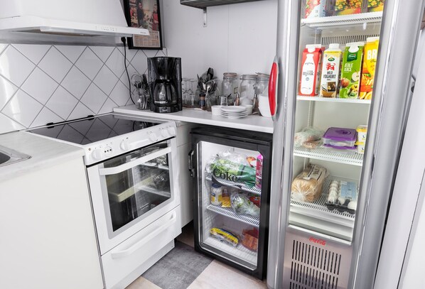 Habitación básica doble | Cocina compartida | Frigorífico grande, microondas, horno y placa de cocina