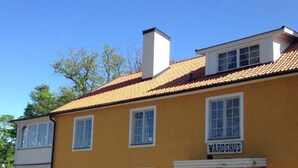 A yellow building with a sign reading "WARDSHUS" on the front. - Värdshuset i Motala (Motala)
