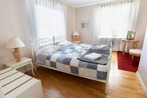 Habitación básica doble | Escritorio, cortinas blackout, wifi gratis y ropa de cama 