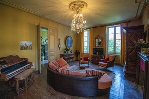 Télévision, cheminée, lecteur de DVD, table de tennis de table