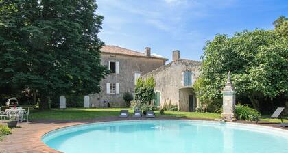 Maison de Maßtre vintage, piscine avec parc arboré et clÎturé en bord de riviÚre