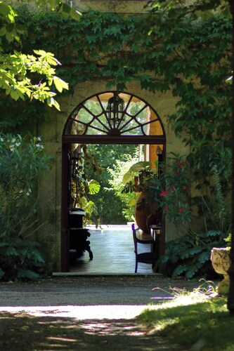 Maison de Maître vintage, piscine avec parc arboré et clôturé en bord de rivière