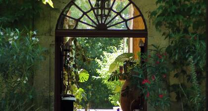 Maison de Maßtre vintage, piscine avec parc arboré et clÎturé en bord de riviÚre