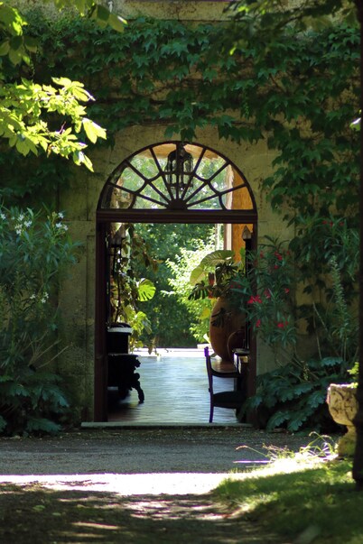 Vintage french mansion + swimming pool into a fenced park close to the river