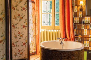 Dusche, Haartrockner, Handtücher, Toilettenpapier