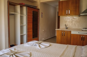 2 habitaciones, escritorio y espacio para trabajar con laptop 