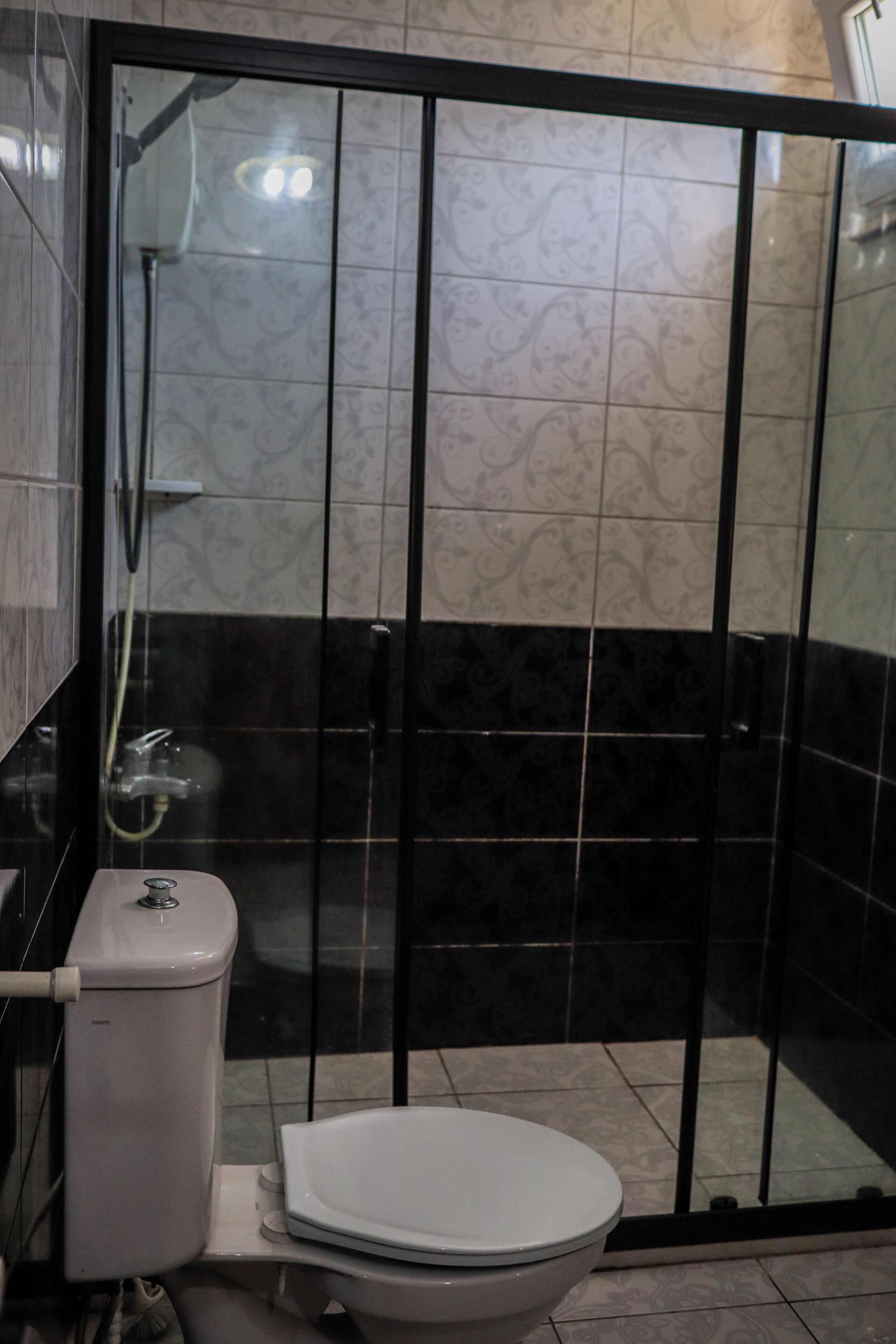 ฝักบัว, ของใช้ในห้องน้ำฟรี, ไดร์เป่าผม, รองเท้าสวมภายในห้อง