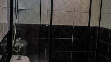 Dusch, gratis toalettartiklar, hårtork och tofflor