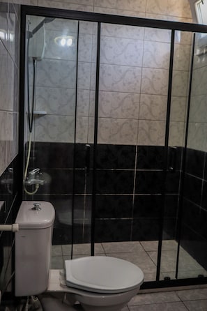 Douche, articles de toilette gratuits, sèche-cheveux, chaussons