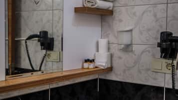 Habitación con 1 cama matrimonial o 2 individuales (Double) | Baño | Regadera, amenidades de baño gratuitas, secadora de cabello, pantuflas