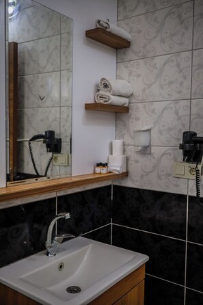 Double or Twin Room (Double) | Bathroom