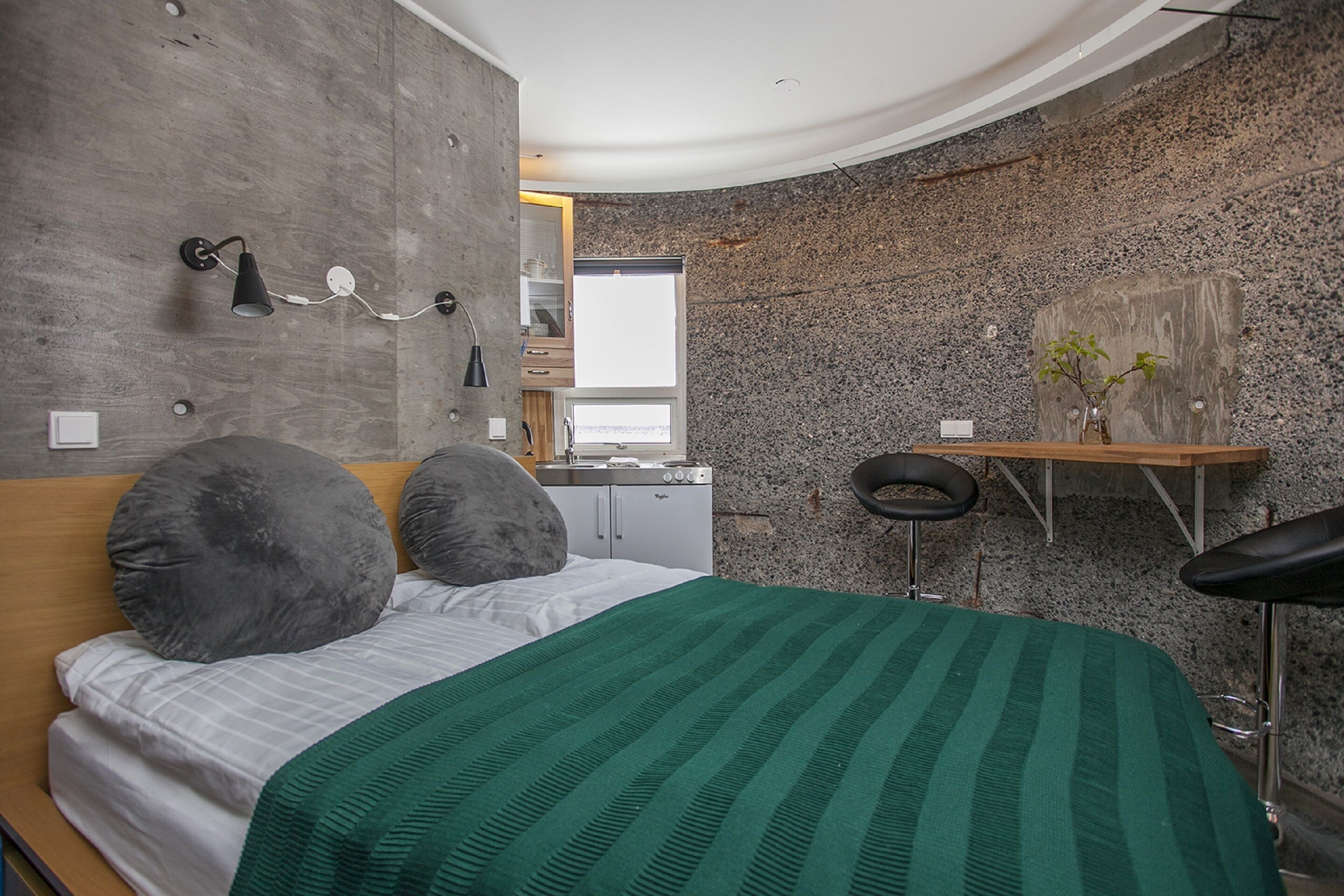 Cortinas blackout, wifi gratis y ropa de cama 