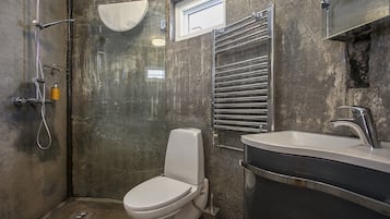 Studio | Bad | Dusj, toalettartikler (inkludert), hårføner og håndklær