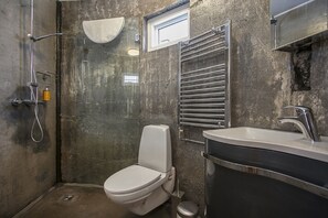 Studio | Bathroom | Shower, free toiletries, hair dryer, towels