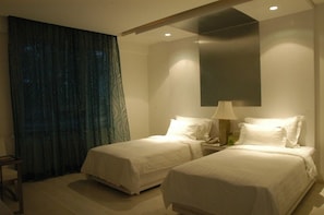 In-room safe, soundproofing, iron/ironing board, rollaway beds - S HOTEL (Bengaluru)