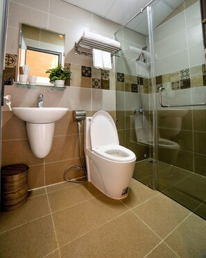 Shower, free toiletries, hair dryer, slippers - AN Boutique Hotel (Da Lat)