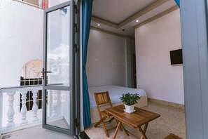 Phòng 4 dành cho gia đình, quang cảnh thành phố | Minibar, két bảo mật tại phòng, bàn, bàn ủi/dụng cụ ủi quần áo 