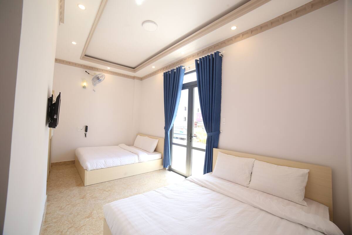 Phòng 4 dành cho gia đình, quang cảnh thành phố | Minibar, két bảo mật tại phòng, bàn, bàn ủi/dụng cụ ủi quần áo