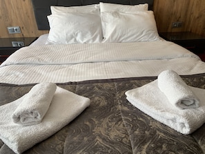 Basic-Doppelzimmer, Stadtblick | 1 Schlafzimmer, Minibar, Schreibtisch, Bügeleisen/Bügelbrett