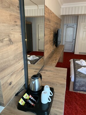 1 quarto, frigobar, escrivaninha, ferros/tábuas de passar roupa