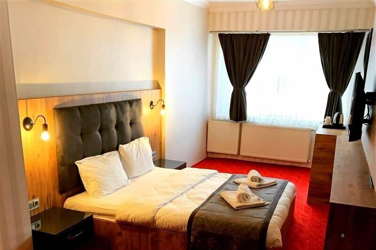 Basic Double Room, City View | 1 bedroom, minibar, desk, iron/ironing board (on request)