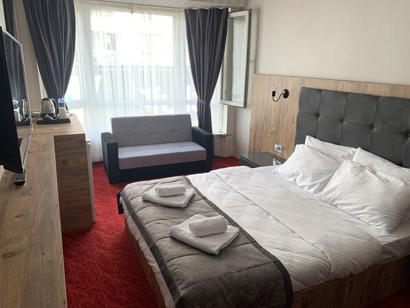 Eenvoudige tweepersoonskamer, uitzicht op de stad | 1 slaapkamer, een minibar, een bureau, een strijkplank/strijkijzer