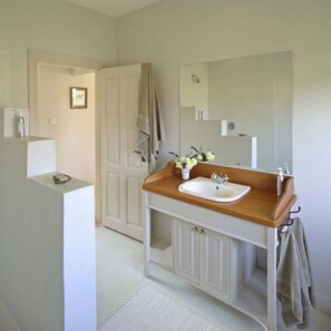 Shower, free toiletries, slippers, towels - Soames Hotel & Jack's Bar (Nanyuki)