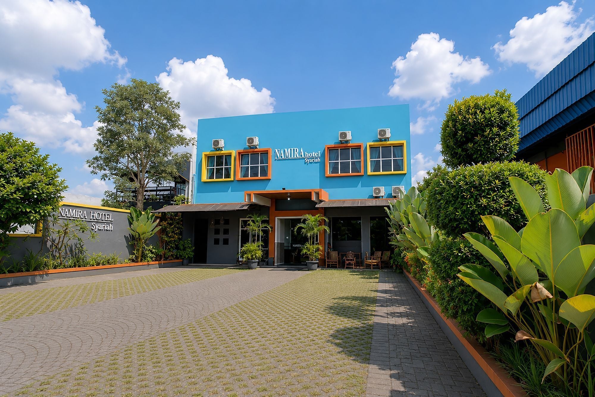 Ein Hotel mit blauer Fassade und mehreren Klimaanlagen.