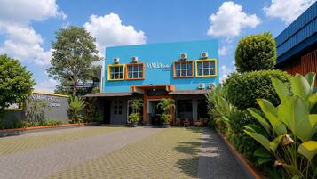 Ein Hotel mit blauer Fassade und mehreren Klimaanlagen.