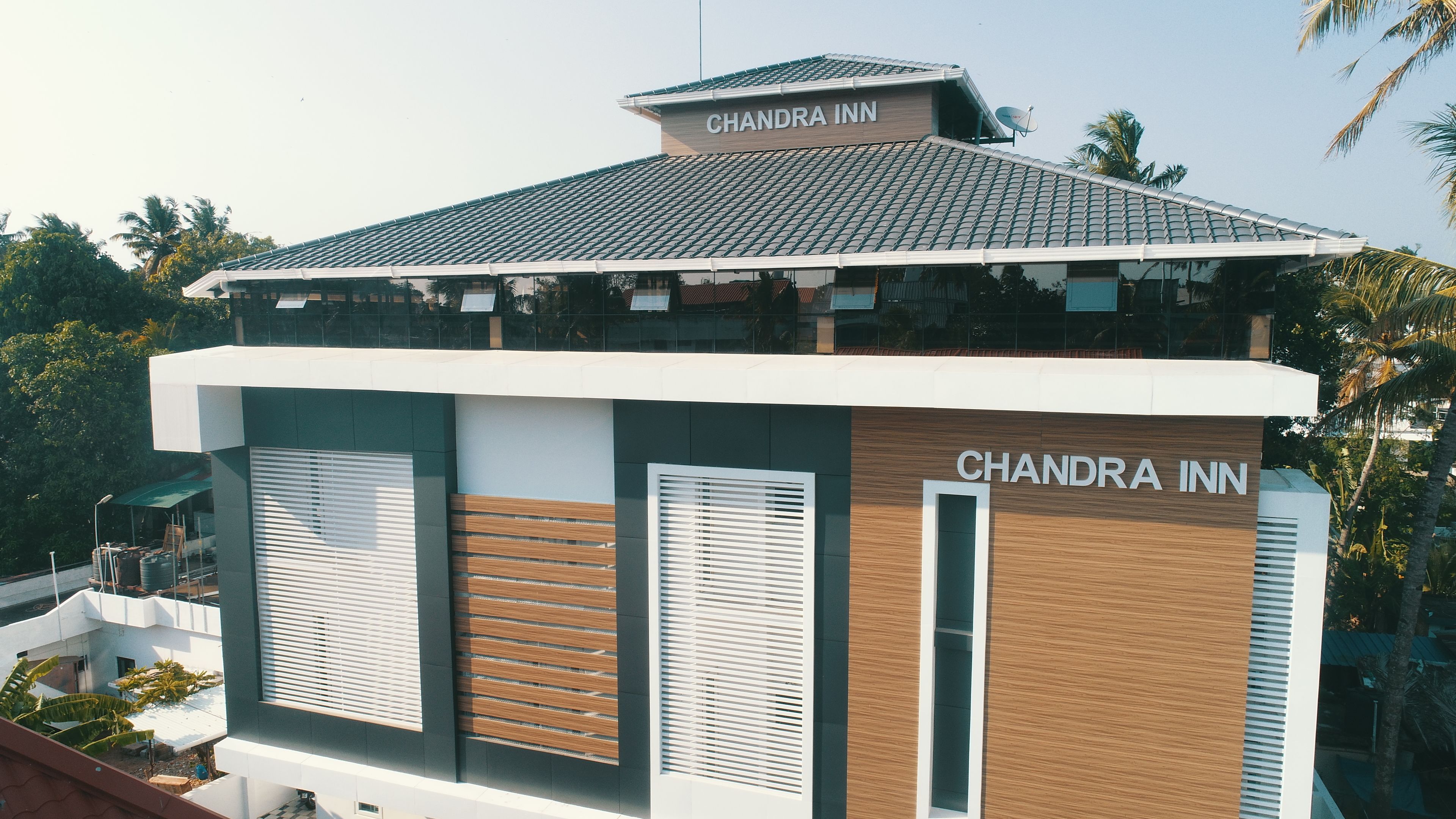Un edificio moderno con un letrero que dice "CHANDRA INN".