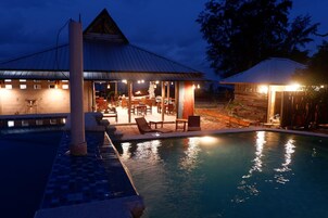 Una piscina al aire libre