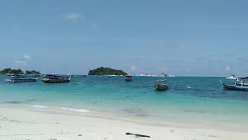 På stranden