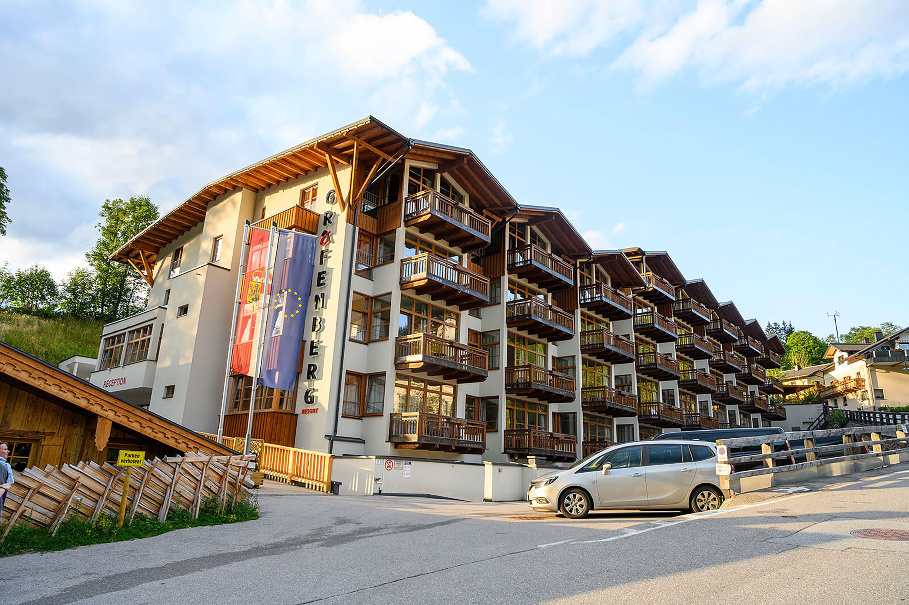 Ein mehrstöckiges Hotel mit Balkonen und einer Rezeption.