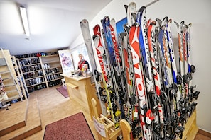 A ski shop with a variety of skis and ski equipment on display. - Grafenberg Resort by Alpeffect Hotels (Wagrain)