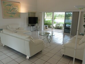 Panoramic Villa, Multiple Beds, Non Smoking, Lake View | Living area