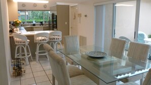 Vila panorâmica, várias camas, para não fumantes, vista para o lago | Cozinha privada