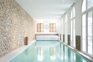 Piscina interna, funciona das 19h às 20h30, espreguiçadeiras