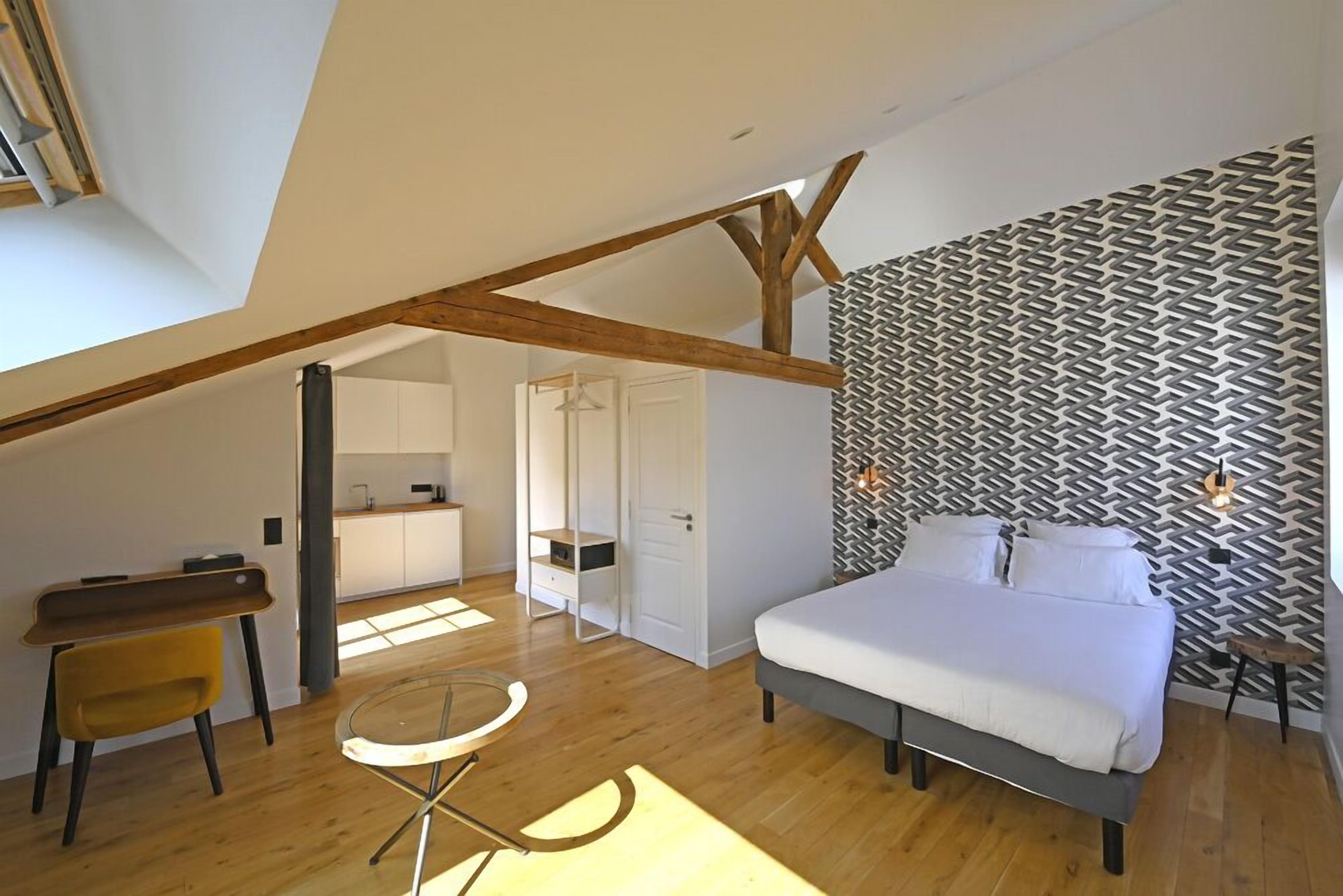 Premium Apartment, Non Smoking | Peti besi dalam bilik, dihias secara berasingan 