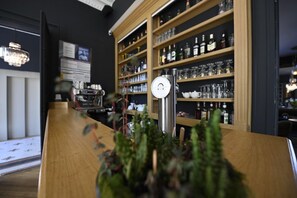 Bar (trong khuôn viên)