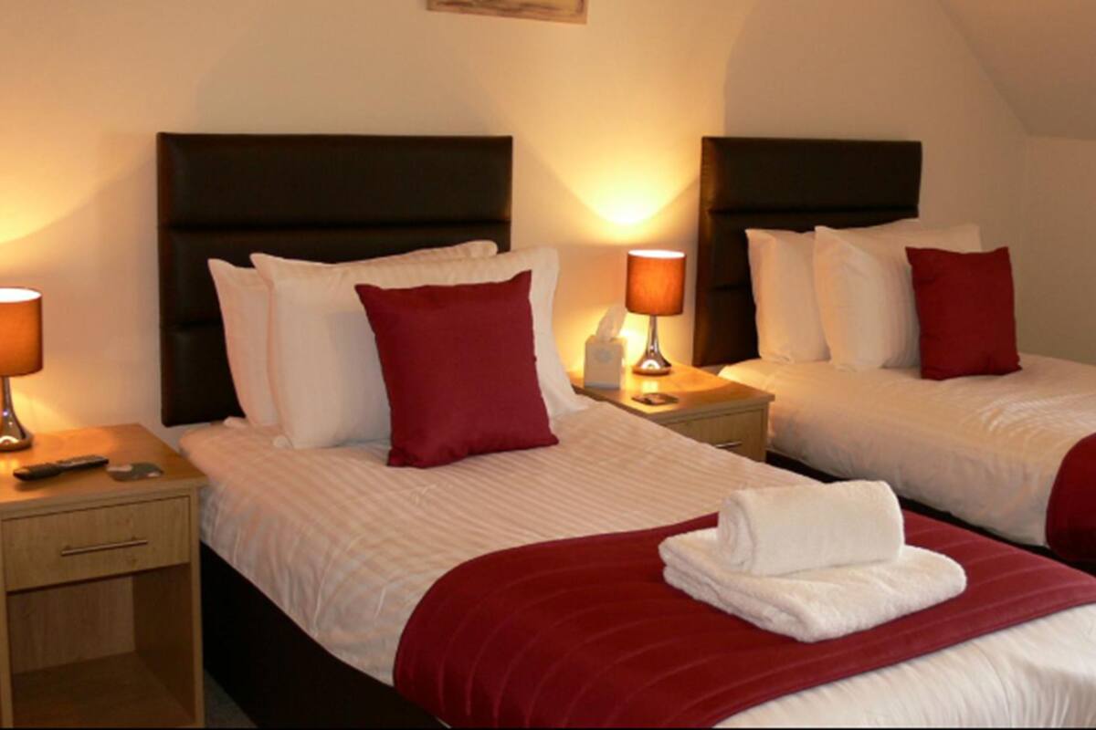 客房內保險箱、書桌、免費無線上網、床單