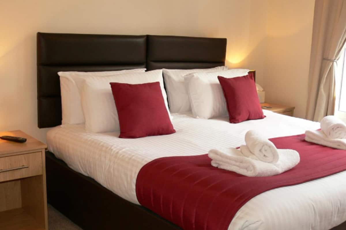 in-room safe, desk, free wifi, bed sheets